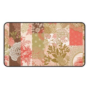 Peut inclure: Tapis décoratif rectangulaire avec un motif patchwork. Le tapis présente divers motifs floraux dans des tons de marron, rose, corail et vert olive. Les bords sont noirs.