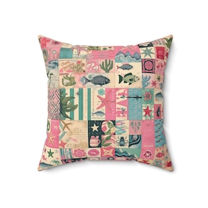 Könnte beinhalten: Quadratisches Kissen mit einem Patchwork-Design mit Meeresbewohnern, Kakteen und Vintage-Postkartenmotiven in Rosa, Türkis und Creme. Das Kissen hat ein weiches, strukturiertes Aussehen und eine dekorative Ästhetik.