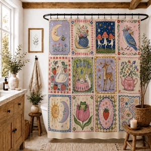 Peut inclure: Un rideau de douche composé d'une grille de douze panneaux rectangulaires illustrant une lune, un escargot, des champignons dansants, un oiseau bleu, un cygne, des lapins, un faon, une théière, un soleil, une grenouille et une tulipe.