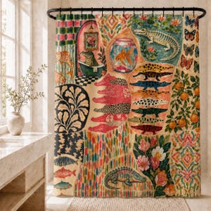 Op de afbeelding: Een douchegordijn met een levendige collage van illustraties, waaronder krokodillen, vissen, vlinders en bloemmotieven. Het ontwerp bevat een badkamerscène, een goudviskom en gestapelde krokodilfiguren in verschillende kleuren en texturen.