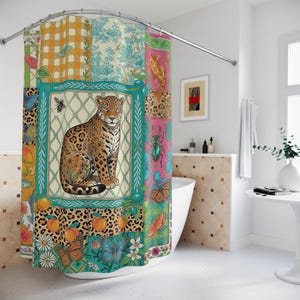Op de afbeelding: Een kleurrijk douchegordijn met een patchwork-ontwerp. Het gordijn heeft een centraal paneel met een jaguar-illustratie, omgeven door bloemen, dierenprints en geometrische patronen in verschillende kleuren. Het gordijn hangt aan een gebogen douchestang.