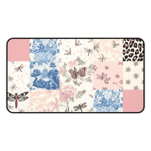 Puede incluir: Una alfombra decorativa rectangular con un diseño de patchwork. El diseño presenta varios patrones, incluyendo estampados florales, toile de Jouy y leopardo. Los colores incluyen rosa, azul, blanco y negro. También hay libélulas y mariposas.