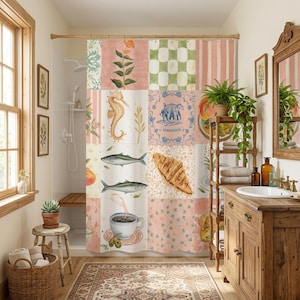 Könnte beinhalten: Ein Duschvorhang im Patchwork-Stil mit verschiedenen Aquarellillustrationen. Das Design umfasst ein Seepferdchen, Fische, ein Croissant und eine Tasse Kaffee. Die Farbpalette umfasst rosa, grüne und weiße Quadrate und Streifen.