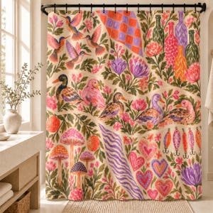 Peut inclure: Un rideau de douche avec un motif coloré de colibris, de canards, de champignons, de fleurs, de bouteilles en verre, de cœurs et de leurres de pêche. Le design inclut une section à carreaux et des lignes ondulées sur fond crème.