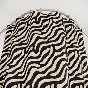 Svart krämfärgad vågig zebra boho duschdraperi | Abstrakt djurtryck