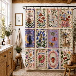 Op de afbeelding: Een douchegordijn met een raster van twaalf rechthoekige panelen met kleurrijke illustraties, waaronder een slak, paddenstoelen, zwanen, een theekopje met bloemen, een zwarte kat, een konijn, vlinders, een hert, een kikker en aardbeien.