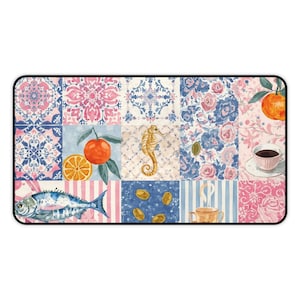 Puede incluir: Alfombra decorativa rectangular con diseño de patchwork. El diseño presenta cuadrados con motivos florales, naranjas, un caballito de mar, un pez y una taza de café. La paleta de colores incluye rosa, azul y dorado.