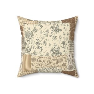 Peut inclure: Coussin carré avec un motif patchwork. Le coussin présente divers motifs de tissu, notamment des imprimés floraux, des rayures et des carreaux vichy, dans des tons crème, marron et gris. Un élément de décoration intérieure.