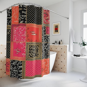 Puede incluir: Cortina de ducha con diseño de patchwork. La cortina presenta cuadrados con motivos de peces, flores y lunares en rojo, negro y rosa. Cada cuadrado está enmarcado con bordes dorados, agregando un toque de elegancia al baño.