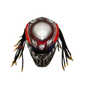 Pu&ograve; includere: Una maschera di Predator dettagliata con una combinazione di colori argento metallizzato, rosso e nero. La maschera presenta dettagli intricati, tra cui una sezione centrale argentata con accenti rossi e dreadlocks neri con punte dorate.