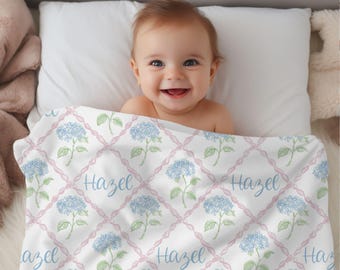 Manta con nombre para niña, guardería Grandmillenial, hortensia azul y lazo rosa, regalo personalizado para niña pequeña, estilo abuela chic