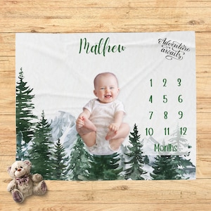 Manta con hito de las montañas, Manta con fotos mensuales para niño, La aventura espera a la guardería del recién nacido, Manta para la edad del bebé, Regalo para baby shower, Escena de la montaña