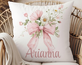 Kokette Namenskissen mit rosa Schleife, Kinderzimmerdeko, Geschenk für Kinderzimmer, Babygeschenk für Mädchen, personalisiertes Geschenk für Mädchen, Monogrammkissen