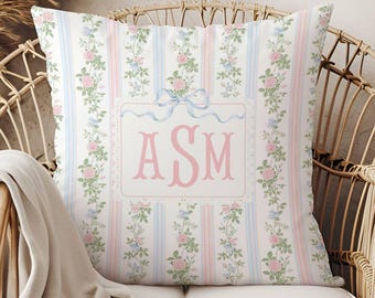 Cuscino monogramma per bambina, cameretta floreale, fiori rosa e blu, cuscino personalizzato per bambina, arredamento per cameretta nonna chic, Cottagecore