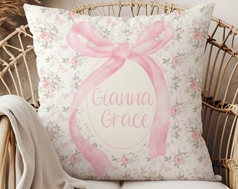 Cuscino con nome personalizzato con fiocco rosa, decorazione per la cameretta dei bambini Grandmillennial, regalo per la cameretta dei bambini, regalo per bambine, decorazione Cottagecore, monogramma