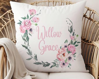 Kussen babymeisje aangepaste naam, roze decor kinderkamer, cadeau voor kinderkamer, roze bloemen kussen, gepersonaliseerd cadeau voor meisjes, monogram kussen