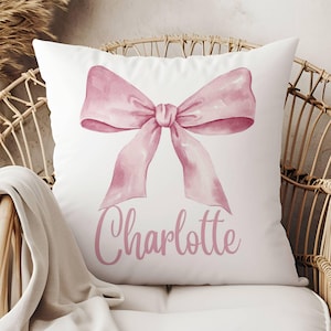 Kokette Namenskissen mit rosa Schleife, Kinderzimmerdeko, Geschenk für Kinderzimmer, Babygeschenk für Mädchen, personalisiertes Geschenk für Mädchen, Monogrammkissen