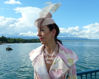 Fascinator, Bibi hoed, bruidshoed, poeder roze Bibi met struisvogel veer, hoofd juweel, extravagante hoed, vilten hoed