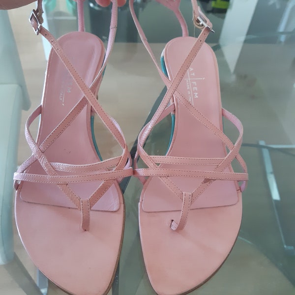 Sandales Made in Italy en cuir rose clair avec des lanières tres fines, taille 39