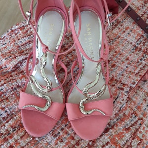 San Marina Cult Kollektion, Korallen wildleder, Schlange Detali, hohe Sandalen, neuer perfekter Zustand, Größe 38