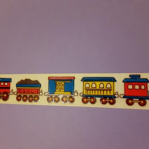 Puede incluir: Un conjunto de pegatinas de tren vintage con una locomotora roja y azul, un vagón de carbón marrón, un vagón azul, un vagón de pasajeros amarillo y un vagón rojo. Los vagones están conectados por líneas negras y la pegatina está sobre un fondo blanco.