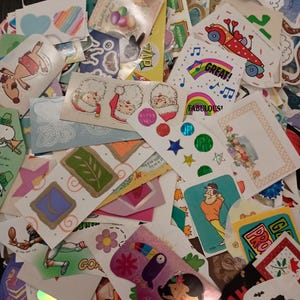 335 verschiedene bunt gemischte Sticker als Lot.