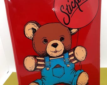 Album à 3 anneaux vintage années 80 « Small World Greetings » avec autocollants d'ours en peluche