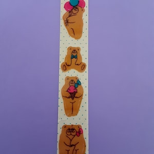 Puede incluir: Una hoja de pegatinas con cuatro osos marrones con diferentes accesorios. Los osos están sobre un fondo blanco con lunares azules. El primer oso sostiene dos globos, uno rosa y otro azul. El segundo oso lleva una pajarita azul. El tercer oso sostiene un cono de helado. El cuarto oso abraza a otro oso.