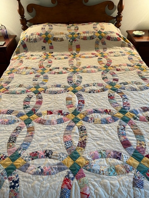 Antique Quilt double Wedding Ring Vintage Quilt Scalloped Border Hand Quilted Yellow and Green Centers Pastel Calico Prints 19311 Etsy