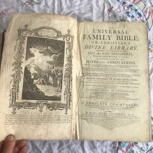 De Universele Familiebijbel of christelijke goddelijke bibliotheek met de tekst van het Oude en Nieuwe Testament met de apocriefen in het algemeen c1795