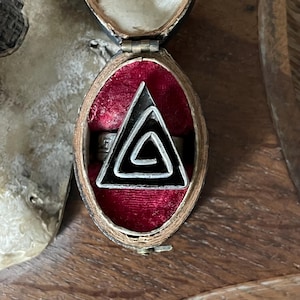 Fabulous Vintage Sterling Silver Band Ring - Hallmarked 925 - UK Size O - US Size 7.25 - Abstract Triangle Design - Mexico