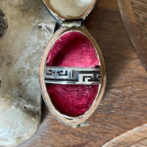 Fabulous Vintage Sterling Silver Band Ring - Abstract - Hallmarked 925 - UK Size V 1/2 - US Size 10.75