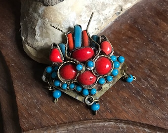 Broche tibétaine tribale de cru inhabituelle - turquoise et pierre rouge