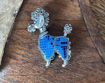 Fabuloso broche vintage de caniche brillante en tono plateado