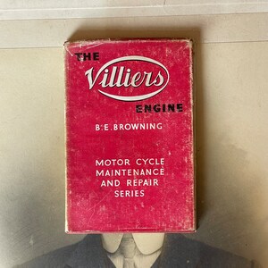 Puede incluir: Un libro rojo titulado "The Villiers Engine" de B.E. Browning. El libro forma parte de una "Motor Cycle Maintenance and Repair Series".