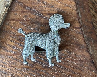Fabuloso broche vintage de caniche brillante en tono plateado