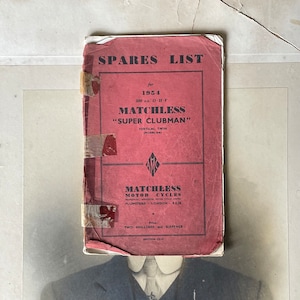 Puede incluir: Un folleto rojo y blanco de lista de repuestos para una motocicleta Matchless "Super Clubman" de 1954. El folleto se titula "Spares List" e incluye el texto "Matchless Motor Cycles" y "Two Shillings and Sixpence".