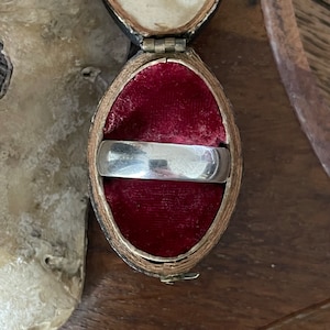 Fabulous Vintage Sterling Silver Band Ring - UK Size W 1/2 -