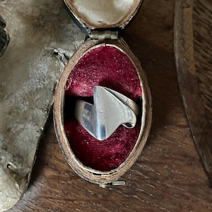 Fabulous Vintage Sterling Silver Band Ring - Hallmarked 925 - UK Size P 1/2 - US Size 8 - Abstract Design -