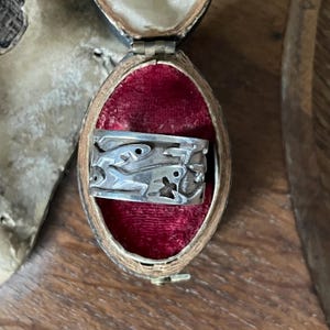 Fabulous Vintage Sterling Silver Band Ring Depicting A Shoal Of Fish - Hallmarked 925 - UK Size N - US Size 6.75