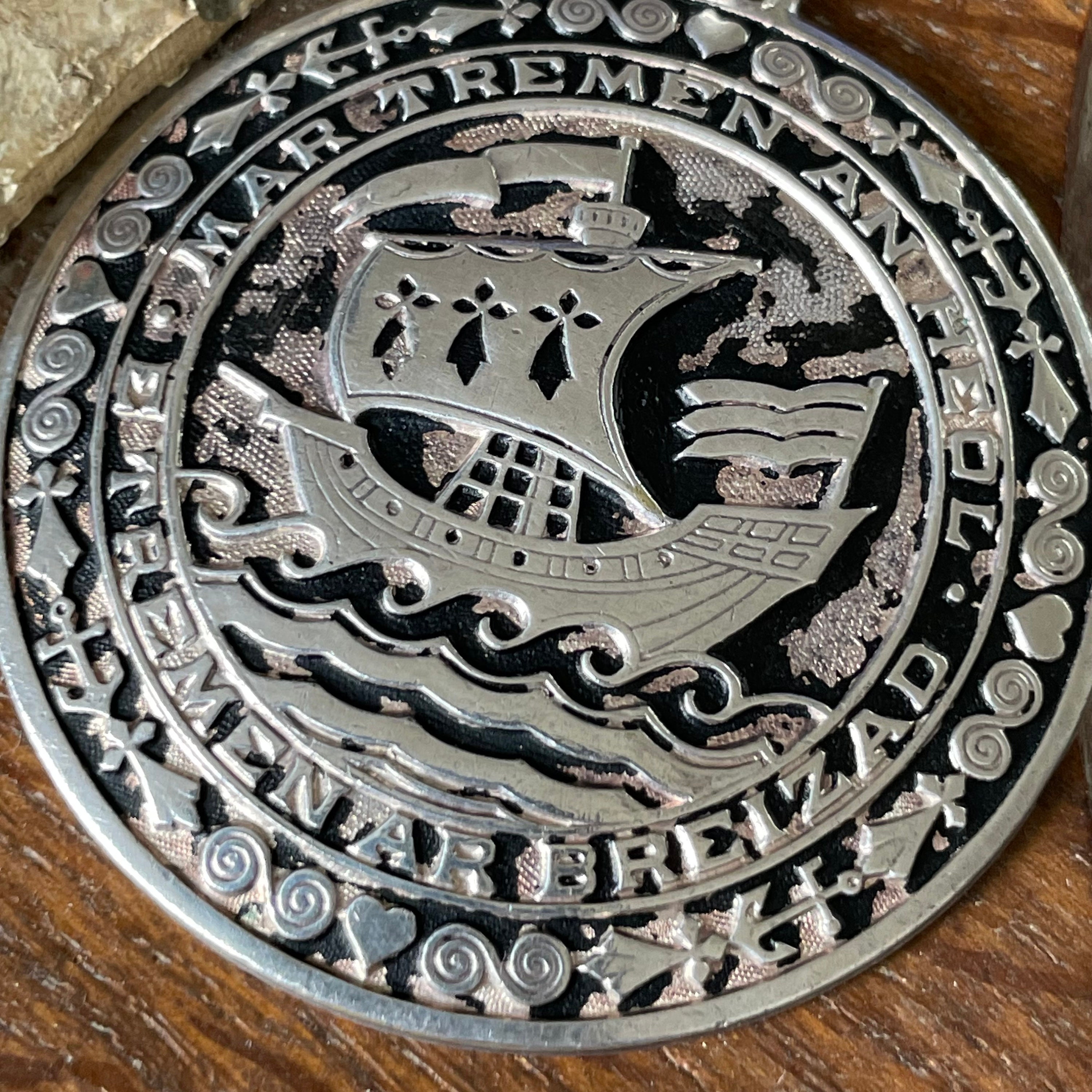 Pendentif Breton Ancien "À Ma Vie" En Métal Argenté - Collier Vintage Celtique - Occasion