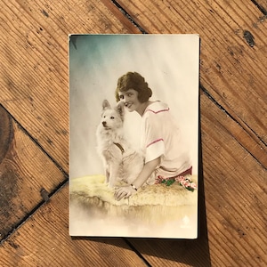 Carte postale ancienne - Femme au chien - c1910 - Fabriquée en France