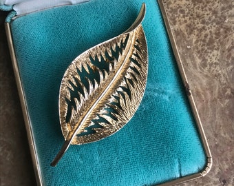 Fabulous Vintage Gold Tone Brooch - Leaf - Foliage -