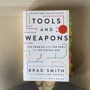 Vintage Buch - Werkzeuge und Waffen von Brad Smith und Carol Ann Browne Herausgegeben von Hodder & Staughton London 2021 - Signiert von beiden Autoren -