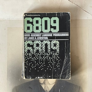 以下が含まれることがあります： 表紙に「6809 6809 ASSEMBLY LANGUAGE PROGRAMMING BY LANCE A. LEVENTHAL」というタイトルが書かれた白黒の本です。