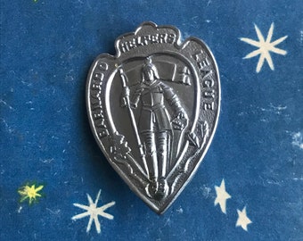 Broche de broche de escudo da liga Barnardo Helpers em tom prateado antigo - para Deus e o país
