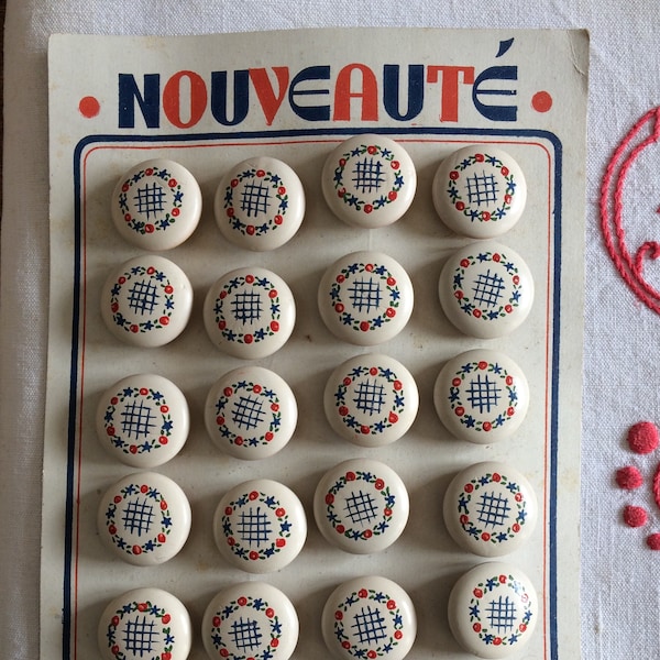 24 Boutons anciens en bois peint