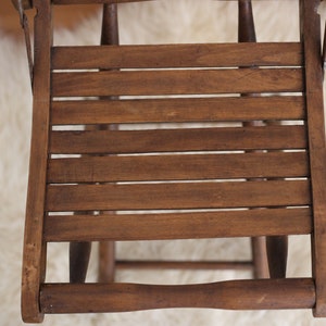 Chaise pliante en bois ancienne ,vintage image 3