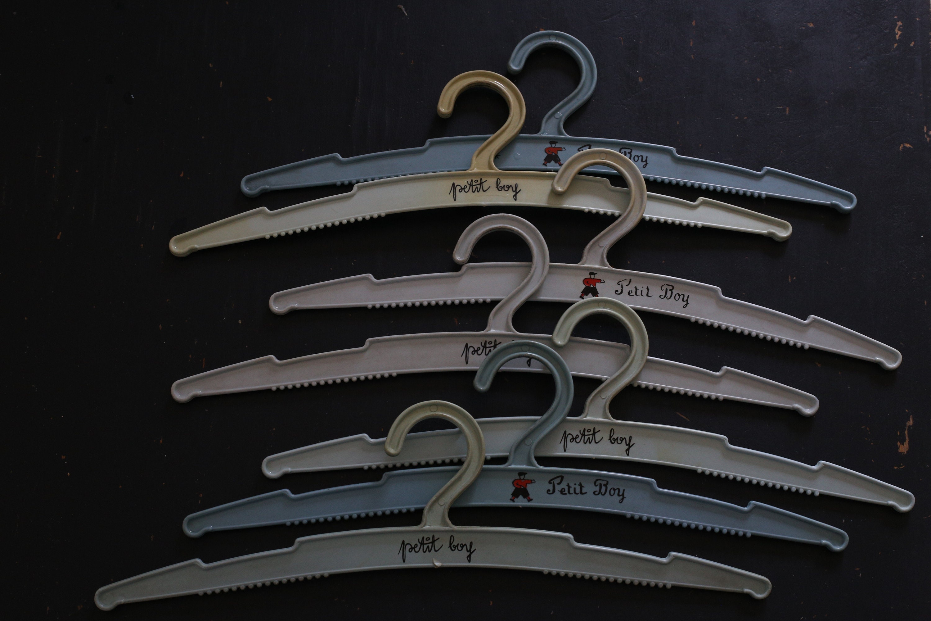 Lot de 7 Cintres Petit Boy Vintage Année 50 en Plastique