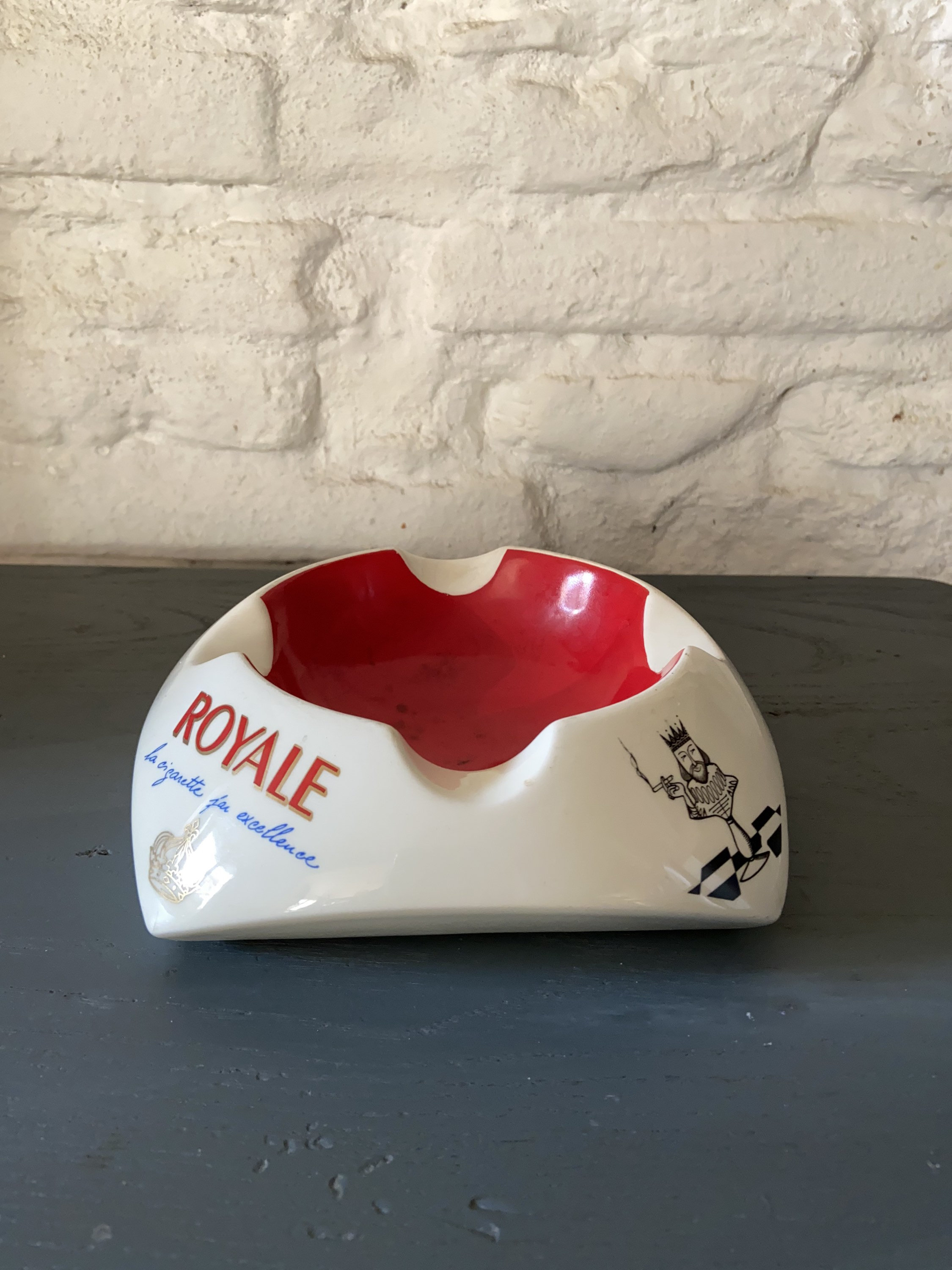Werbeaschenbecher der Marke „Royale“ aus Keramik